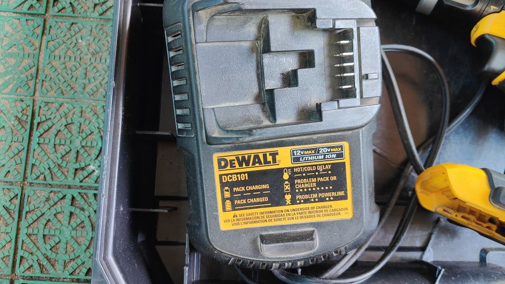 DeWalt ударний шуруповерт DCD785 20в відмінний стан