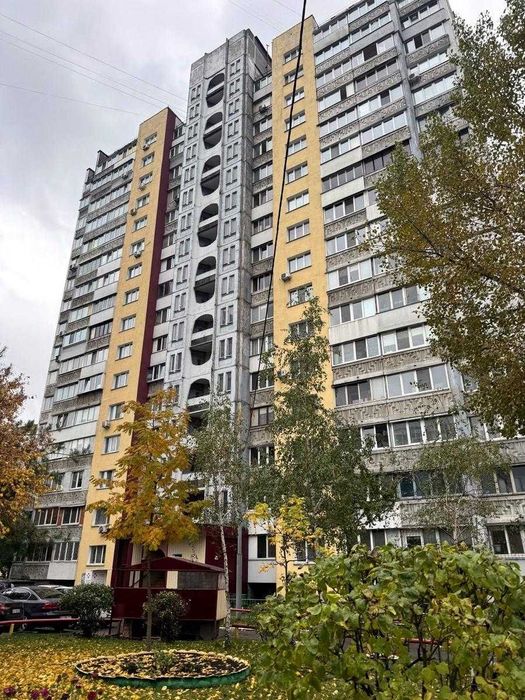 Продам 2 к вул Червоної Калини 22  Троещина