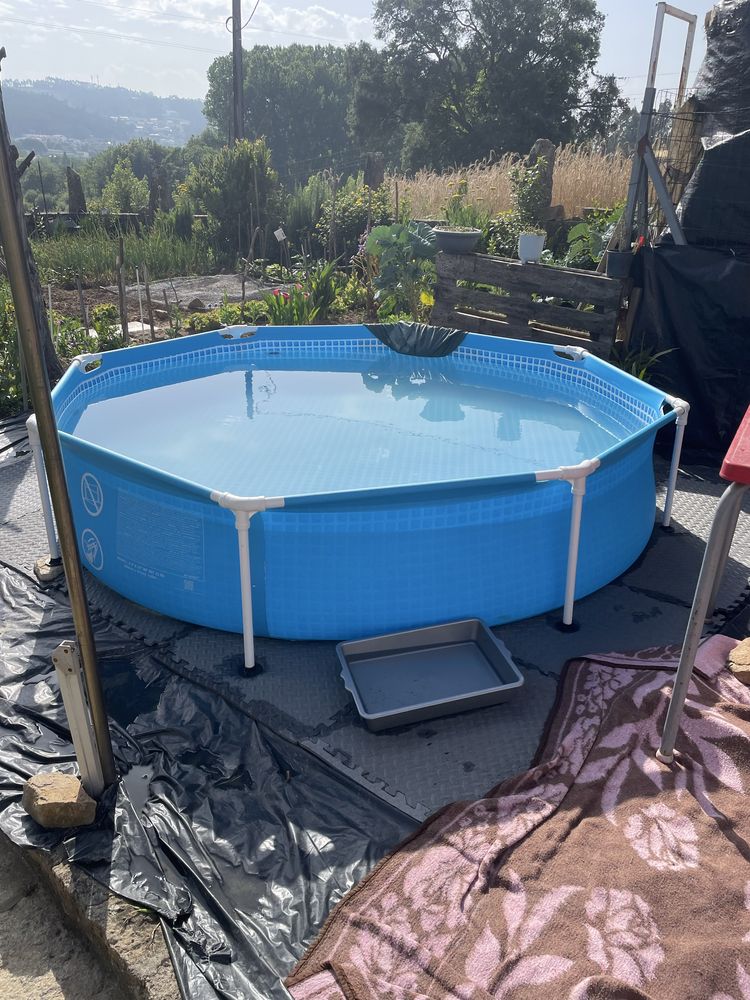 Vendo piscina como podem ver nas fotos