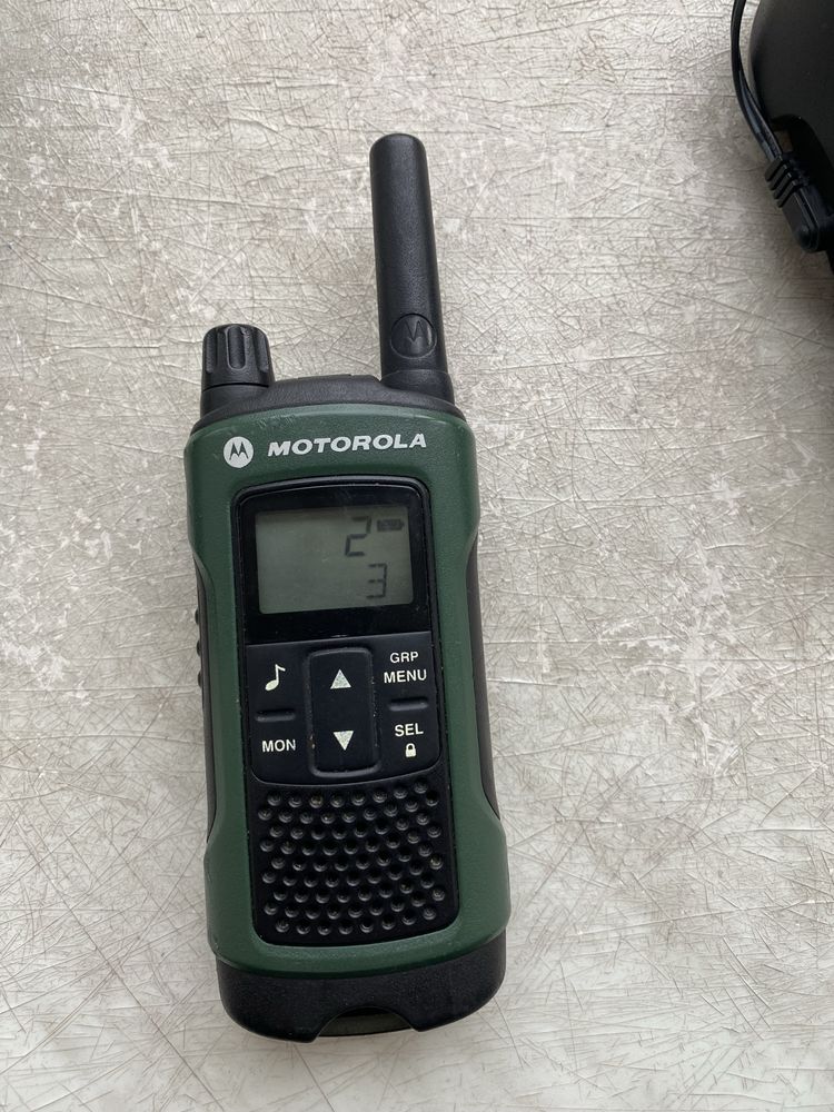 Продаю две рации Motorola T465 зеленые