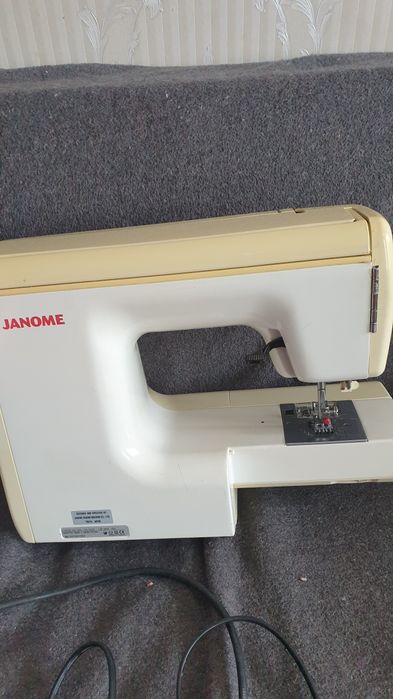 Швейна машина Janome 7518A