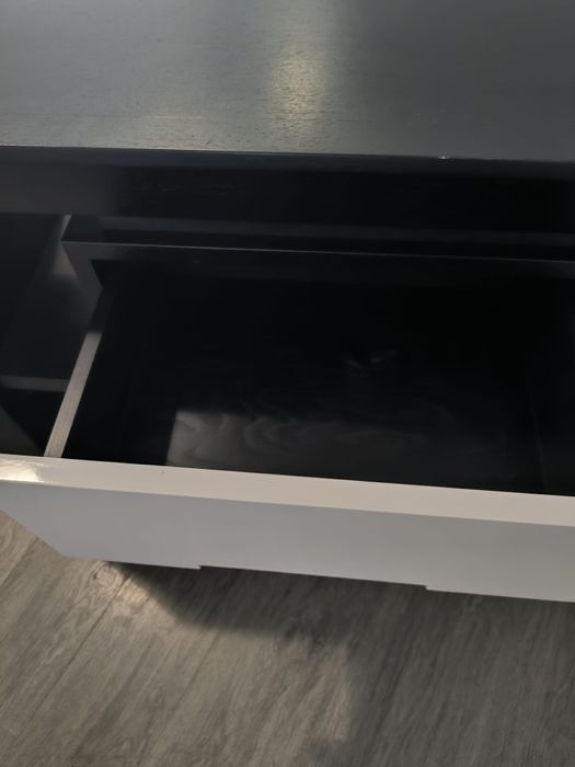 Cómoda lacada branca e wengue preta assimétrica