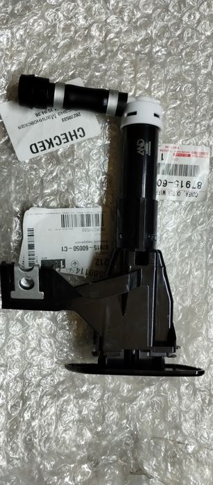 Форсунка омывателя левая. Форсунка омивача. Toyota  land cruiser 200.