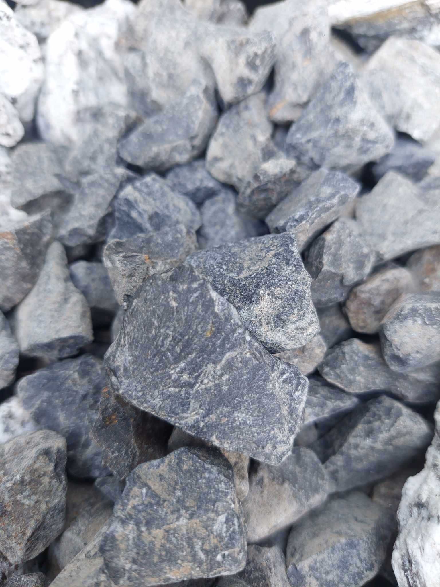 Kamienie ogrodowe, grys granitowy, dalmatyńczyk