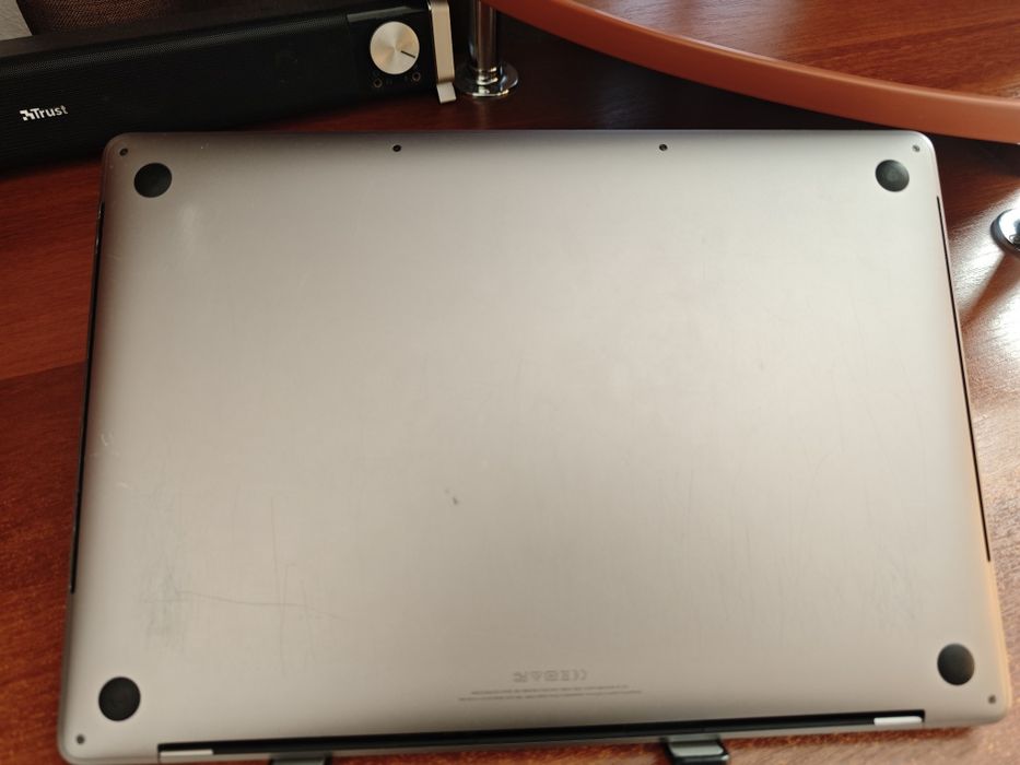 MacBook Pro 15" (лінійка 2018-2020) 

i7 / 16GB / 256GB SSD / Radeon