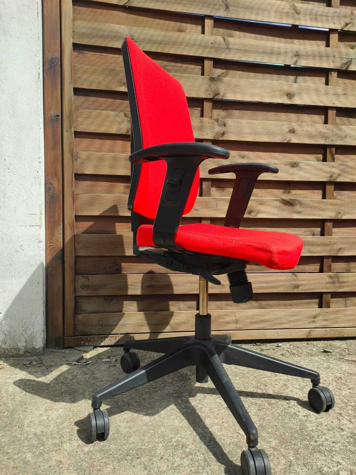 Krzesło Profim obrotowe czerwone Dostępne 3 sztuki