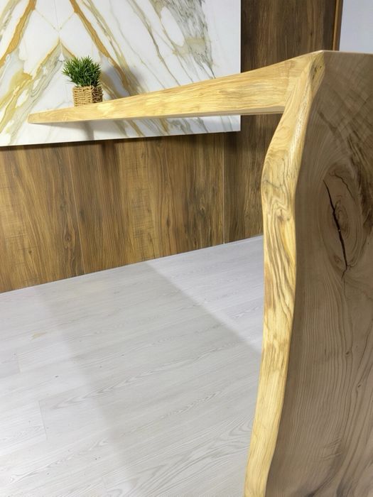 Bancada tipo L de madeira maciça.