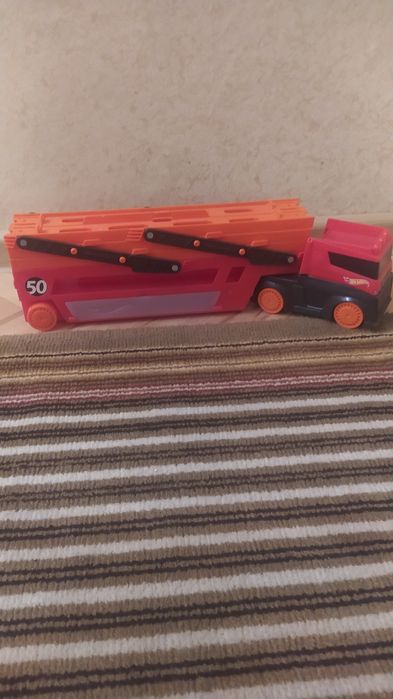 Hot Wheels duży transportowiec laweta samochód na 50 aut