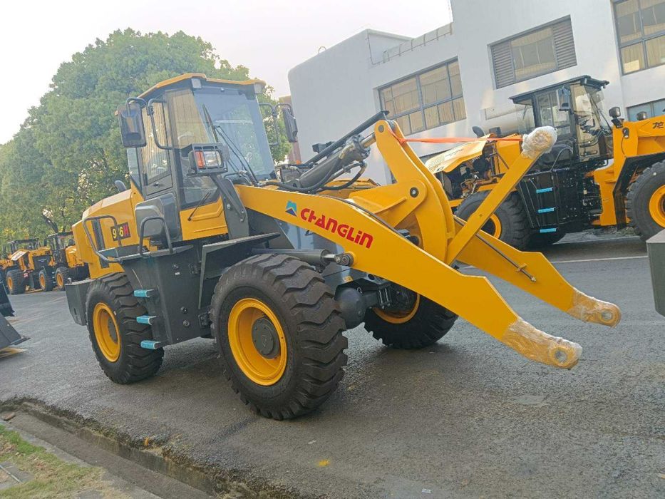 Фронтальний навантажувач CHANGLIN 936H вантажопідйомність 3т.