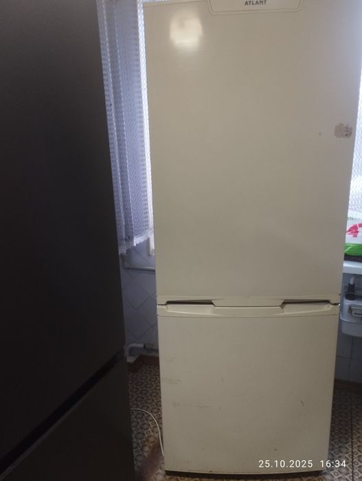 Срочно продам холодильник фирмы Атлант в рабочем состоянии