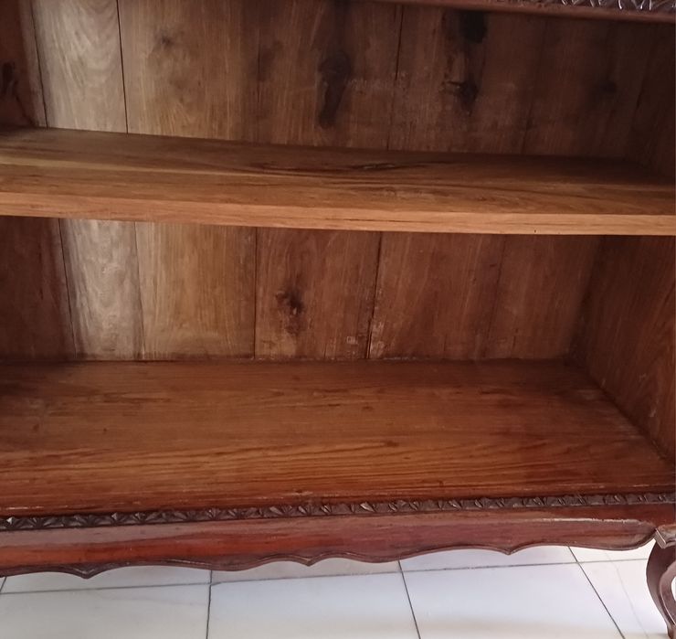 Móvel antigo em madeira maciça