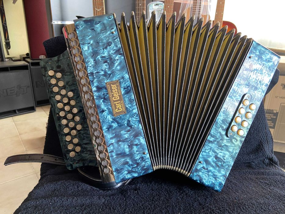 Concertina afinada e a tocar nas 3 filas