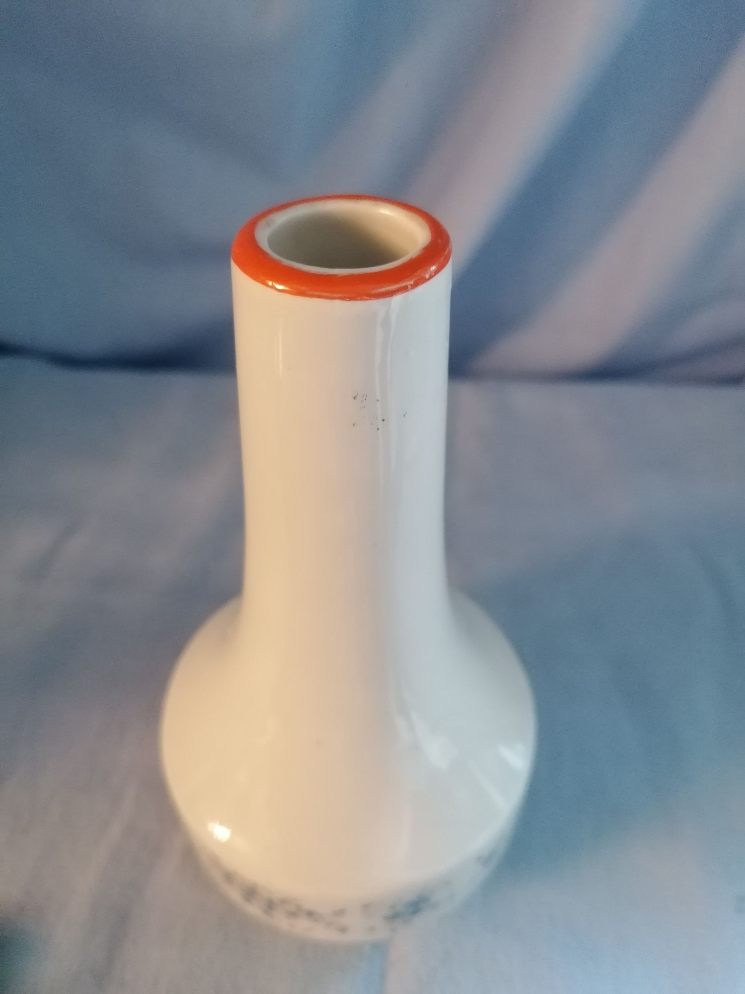 Porcelanowy wazon, wazonik sygnowany Chodzież PRL