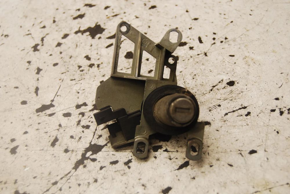 ZAMEK KLAPY BAGAŻNIKA TYŁ TYLNY 1M5827297 SEAT TOLEDO II 1M5827297G