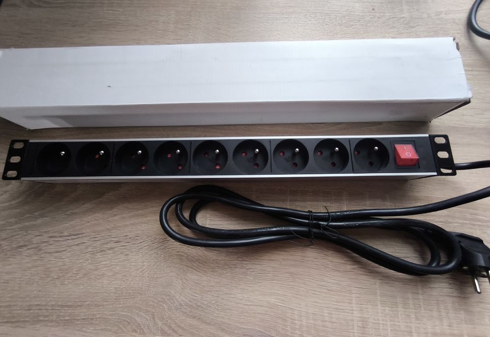 Listwa zasilajaca 1U 19" 9 gniazd wyłącznik