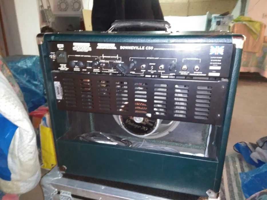 Vendo um Amplificador combo de 50 watts