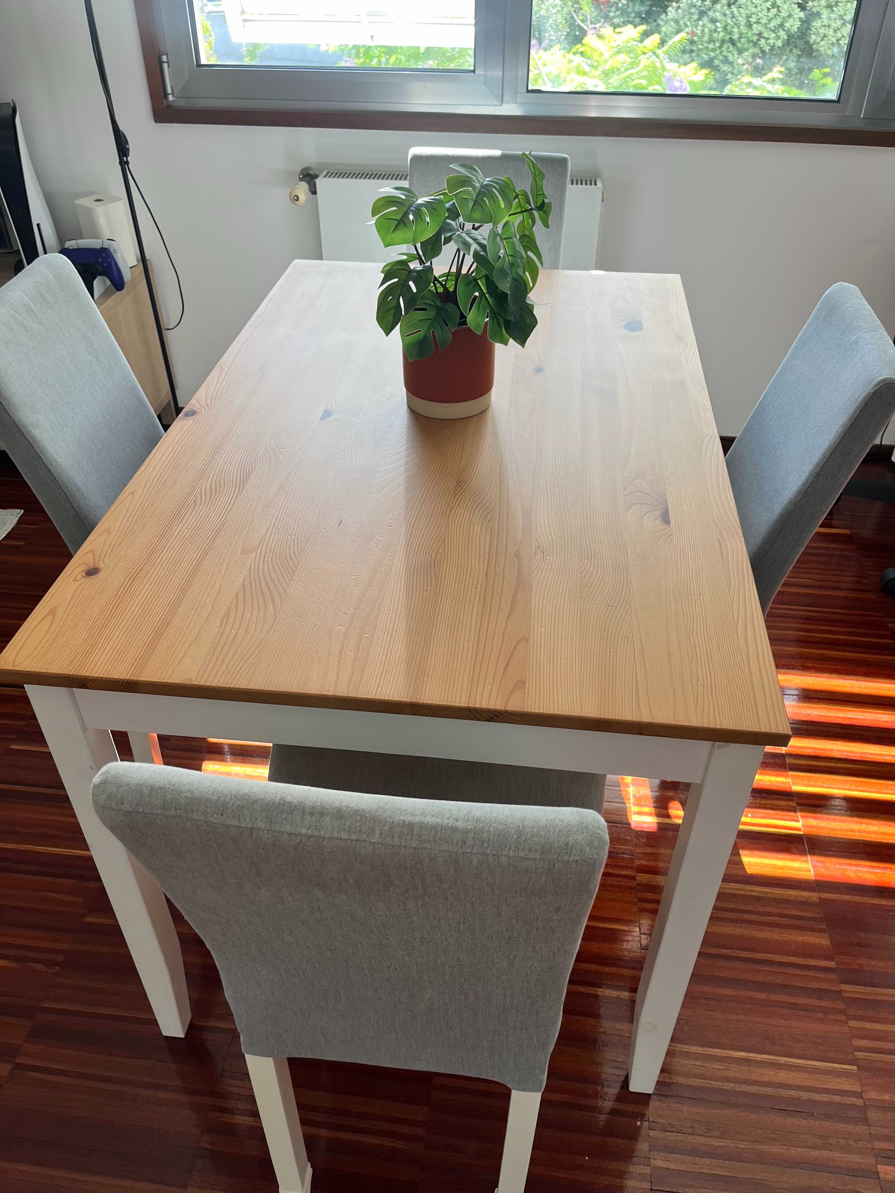Mesa Ikea com 4 cadeiras