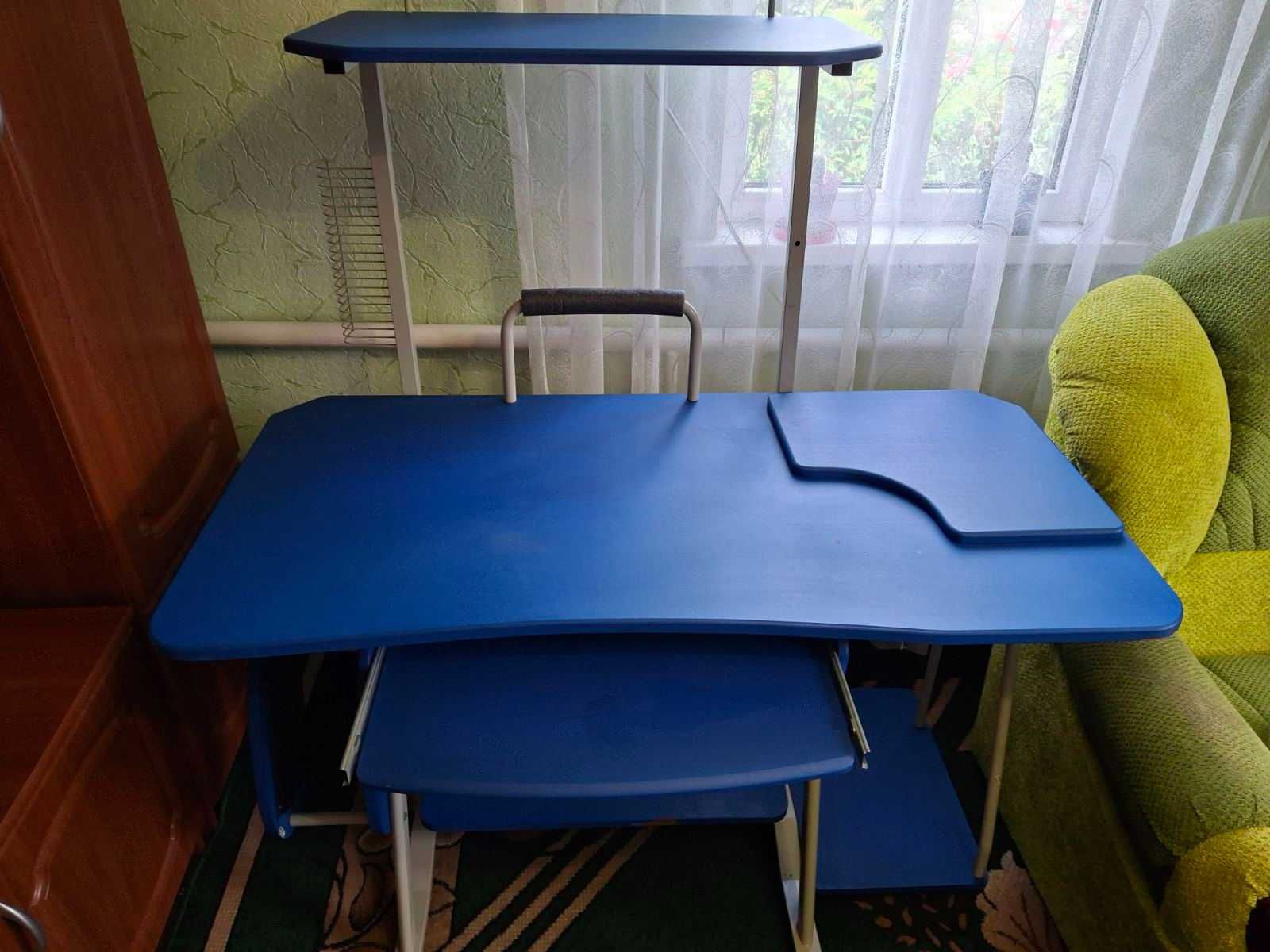 Комп'ютерний стіл