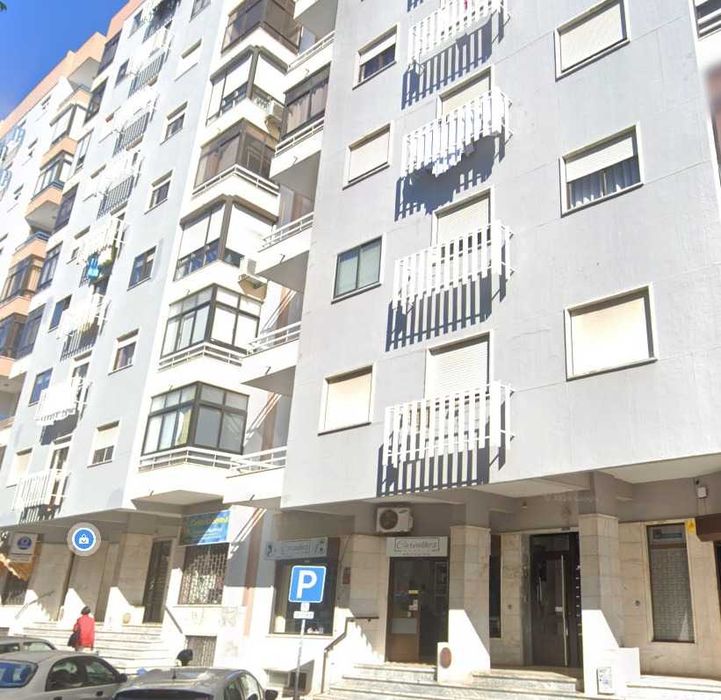 Aluga-se quarto casal. Despesas incluídas.