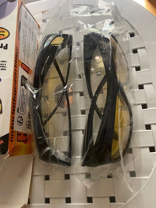 Caixa com 2 óculos de sol HD vision novos