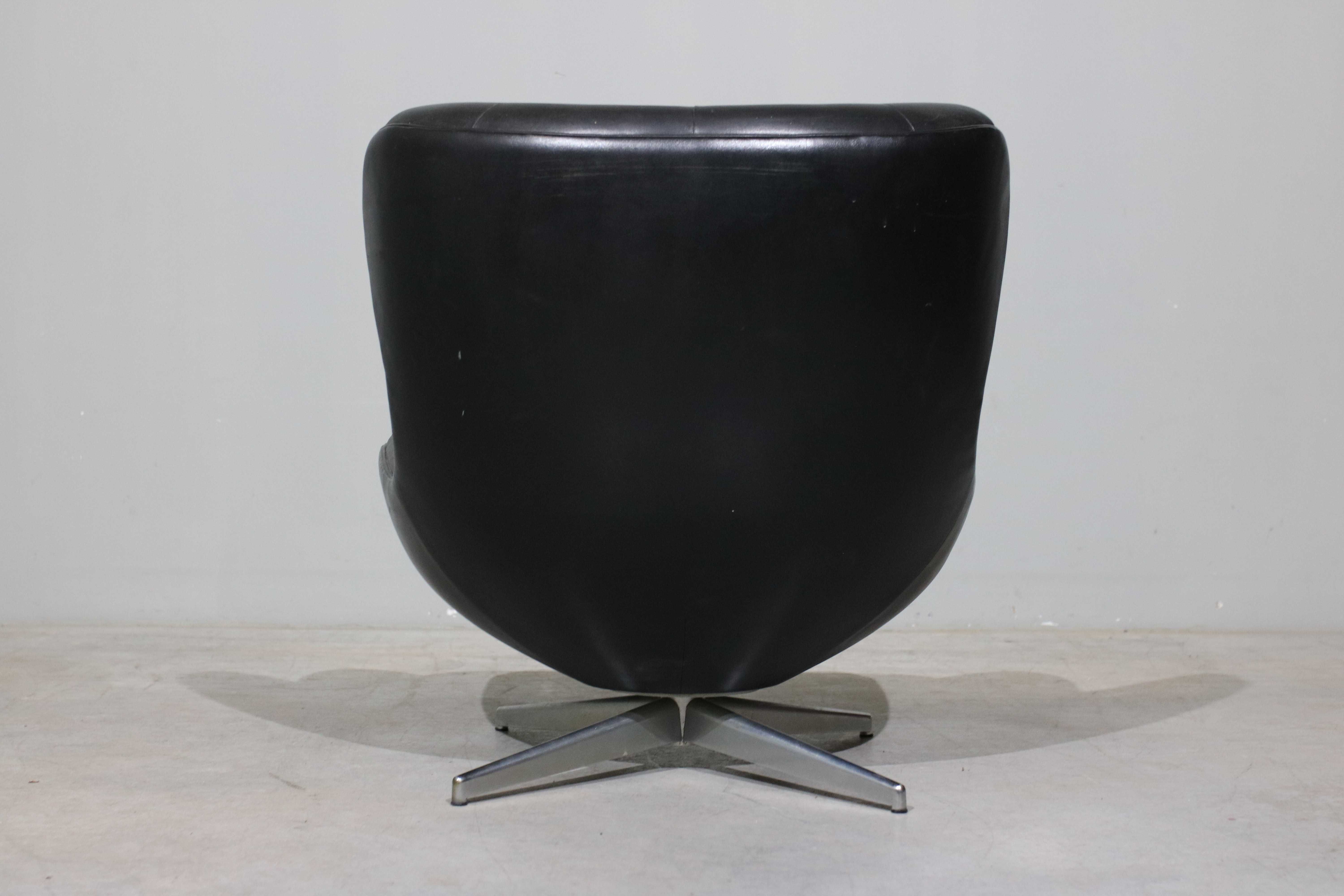 Poltrona Illum Wikkelso ML214 em couro | Mid-Century Modern