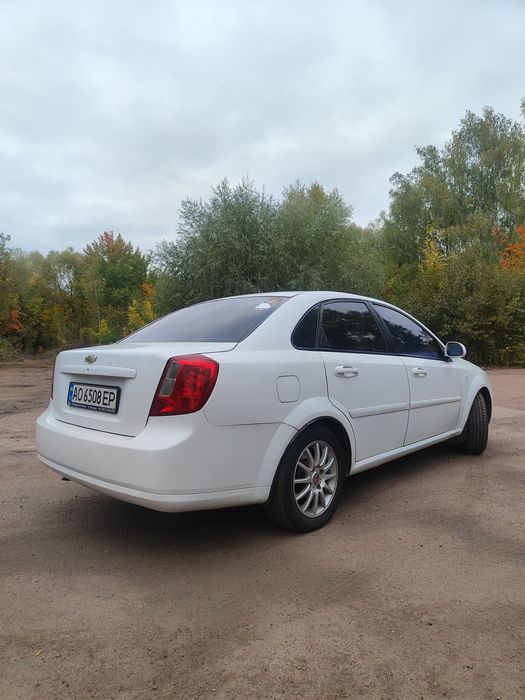 Chevrolet lacetti 2012 року 1.8 бензин