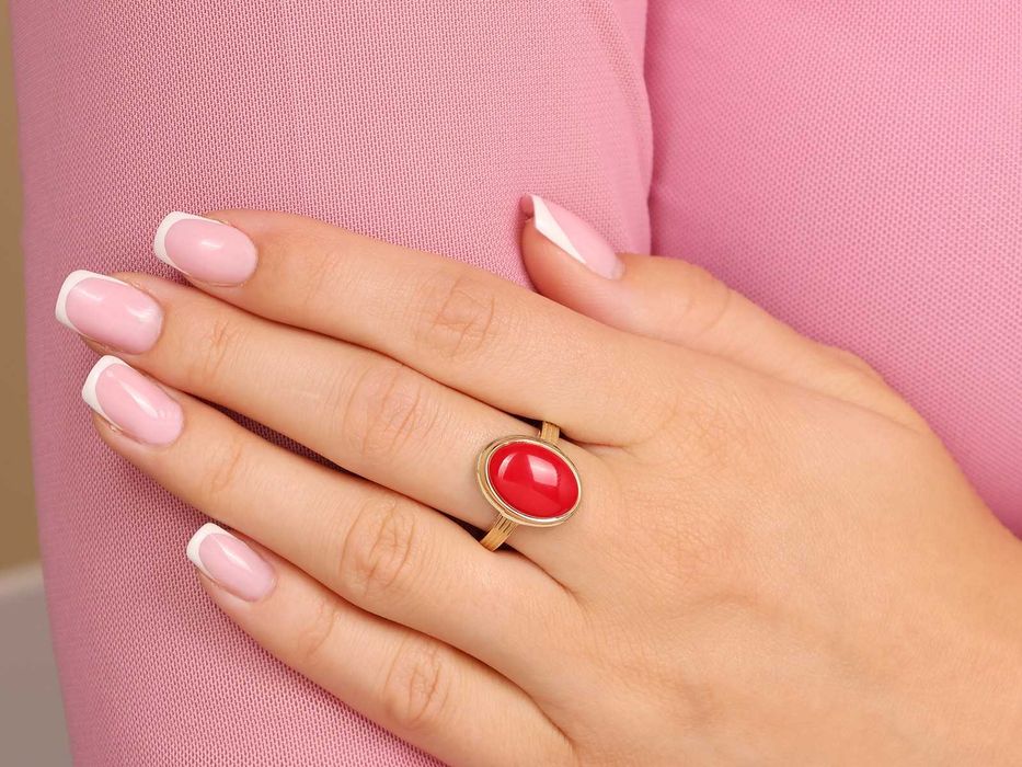 Pierścionek złoty z owalnym koralem PR 585