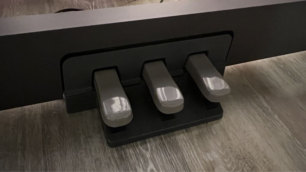 Piano Yamaha Portable Grand DGX-640 com estrutura, pedaleira e banco