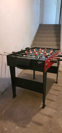 Drewniany stół do gry w piłkarzyki. Zagwarantuje doskonałą zabawę!