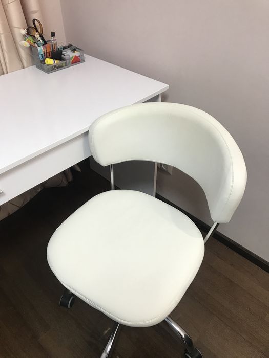 Письмовий стіл білий