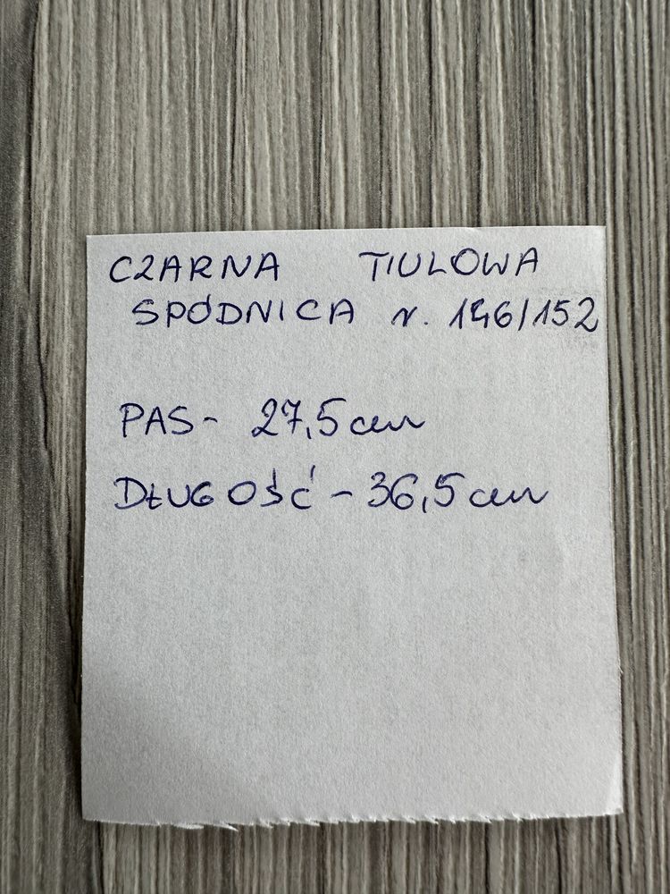 Czarna tiulowa spodniczka z modnymi naszywkami