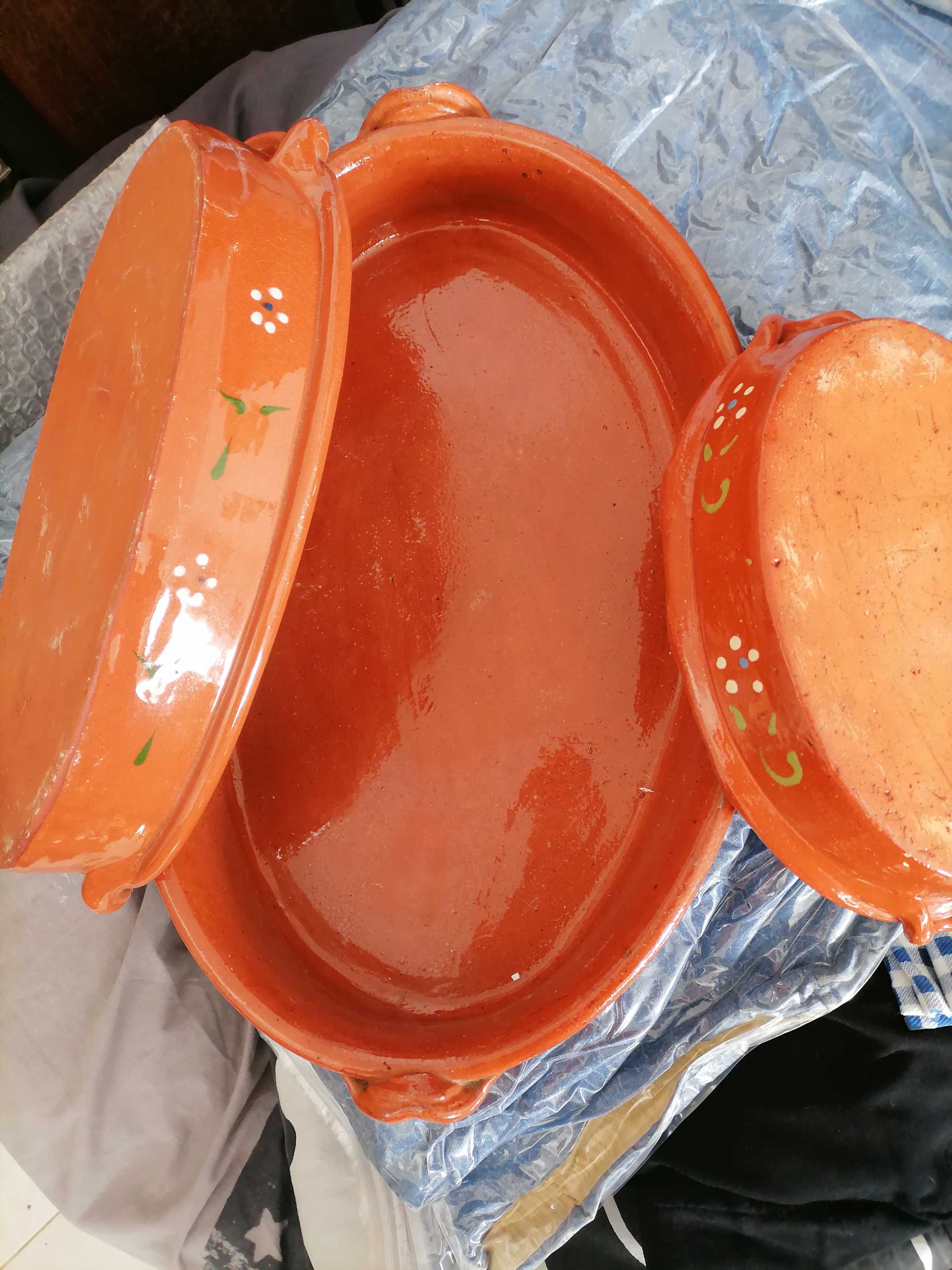 Travessas em barro novas e é cestas para pão, fruta, ect