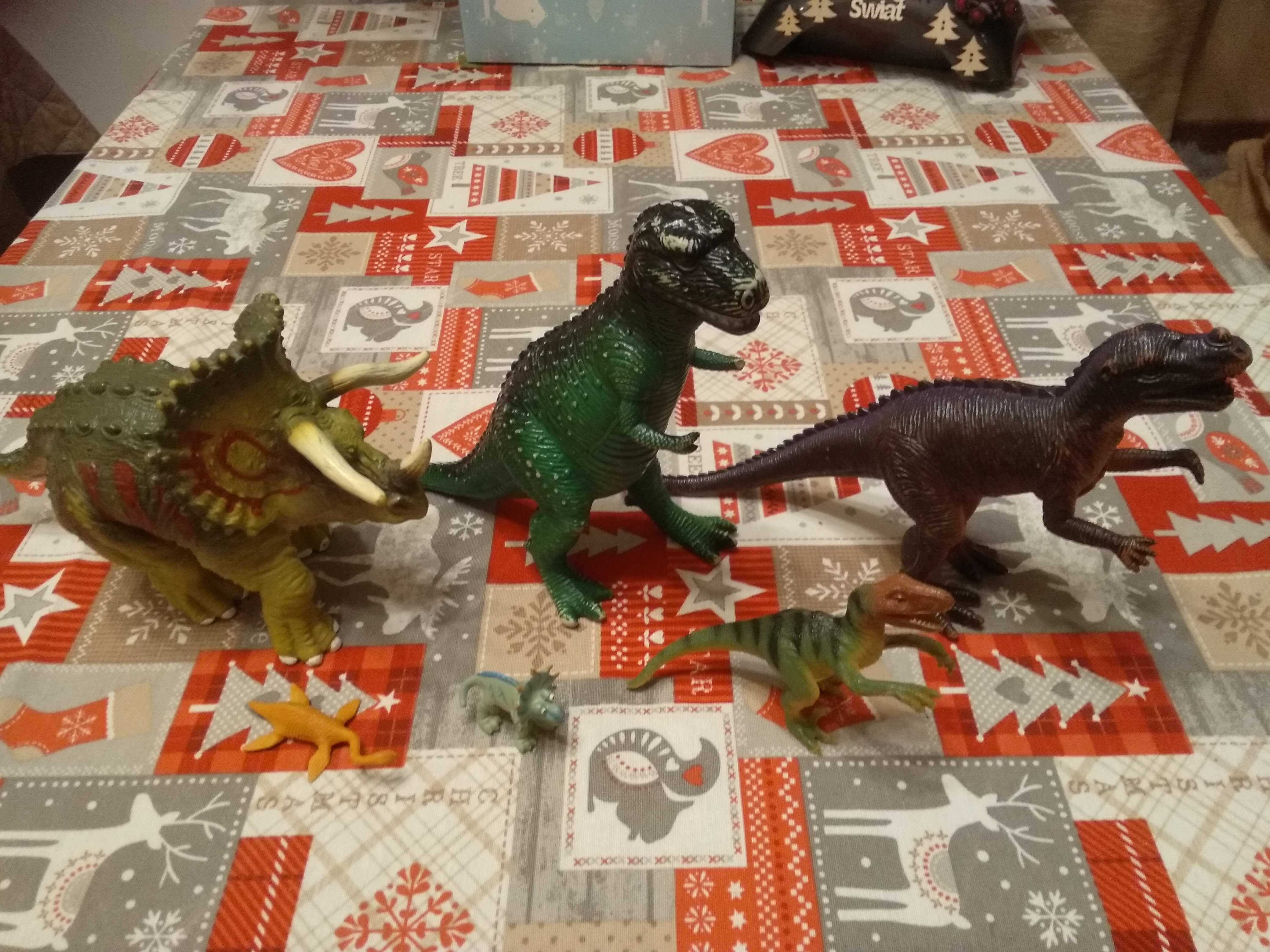 Duże figurki dinozaury