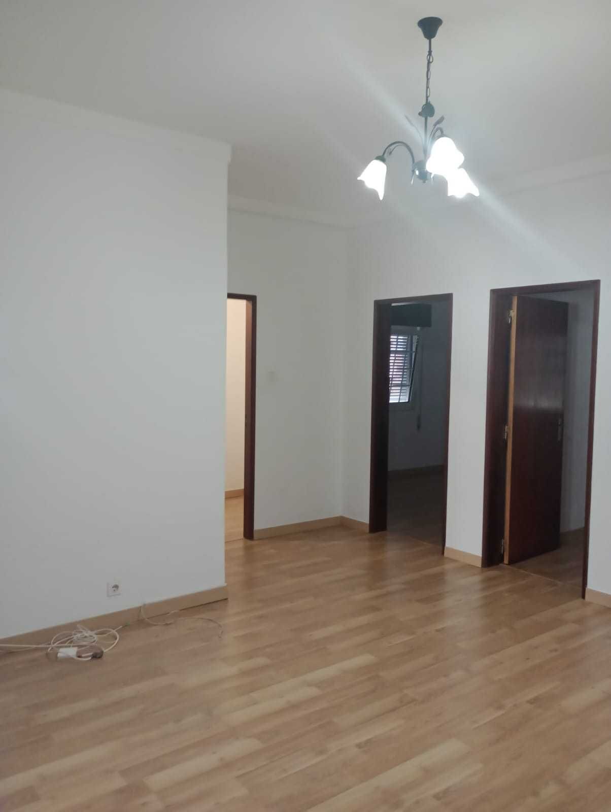 Apartamento bem espaçoso T3 com 1 casa de banho, cozinha, terraço.