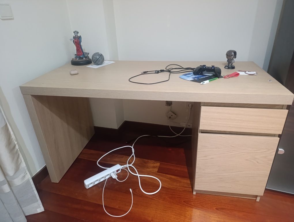 Secretária Malm castanha