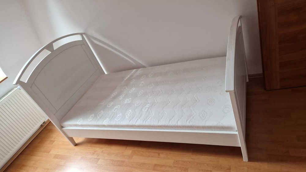 Estetyczne białe łóżko w bardzo dobrym stanie