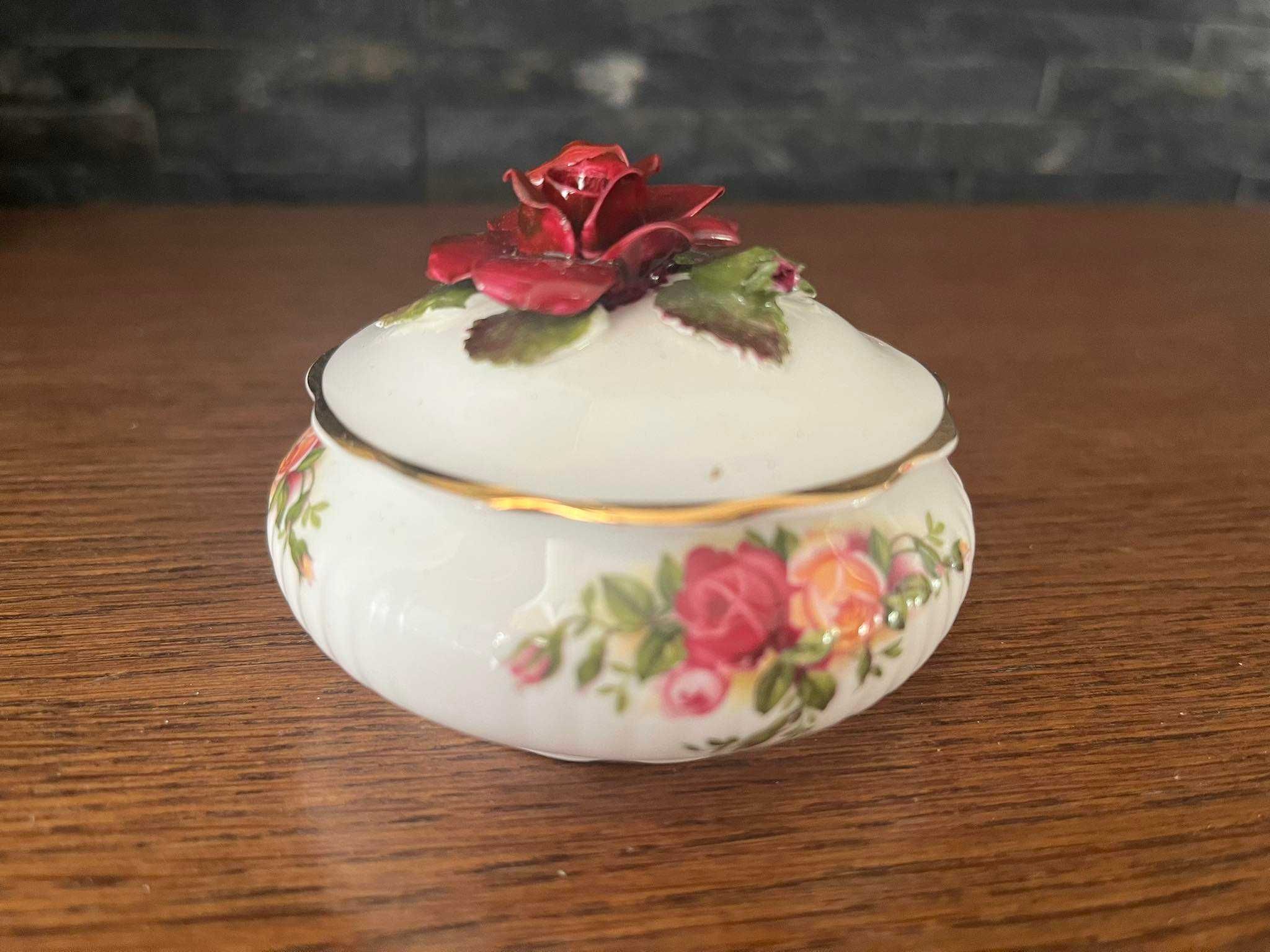 Porcelanowa szkatułka puzderko Royal Albert Old Country Roses