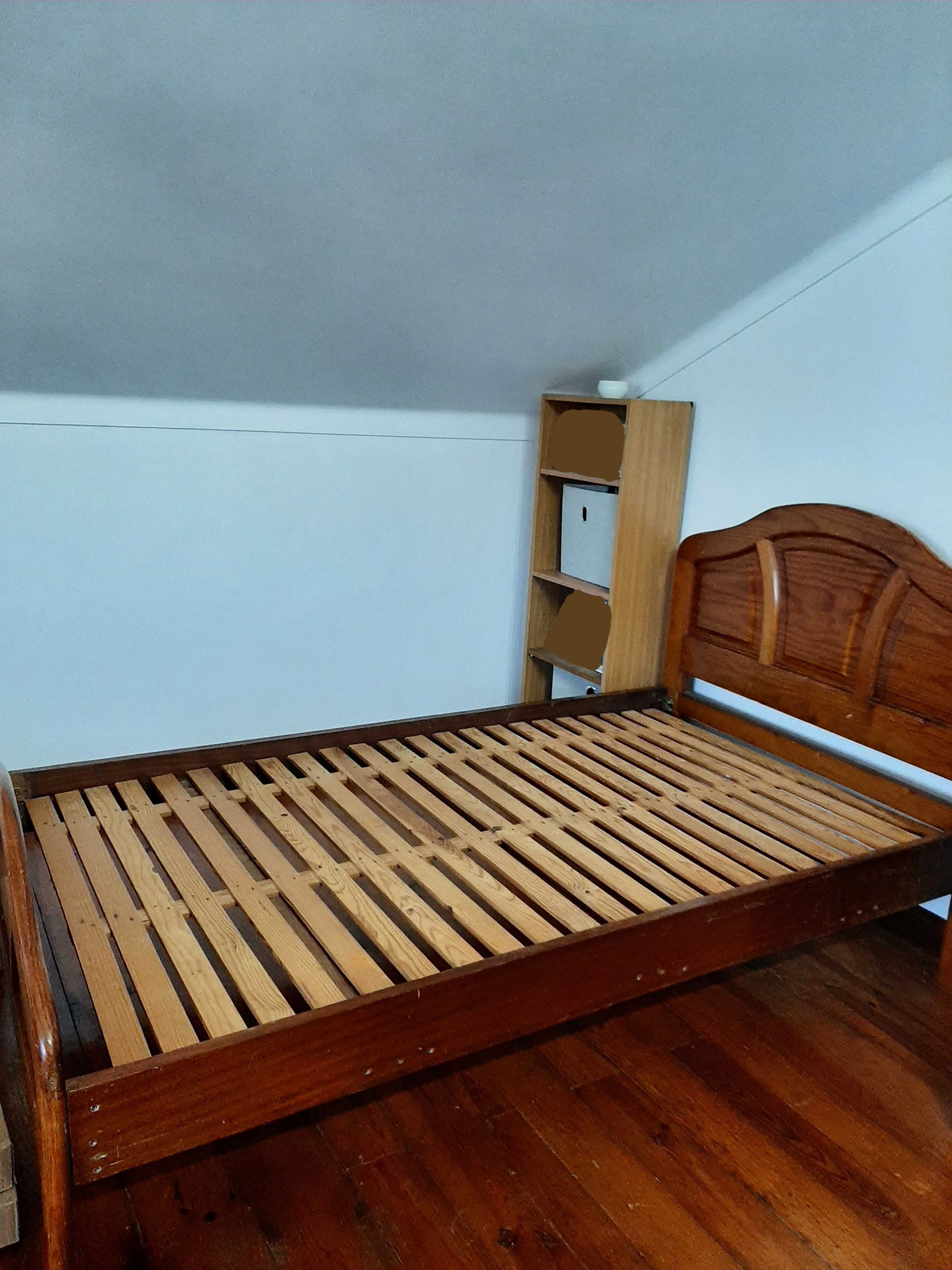 Cama de pessoa e meia de madeira