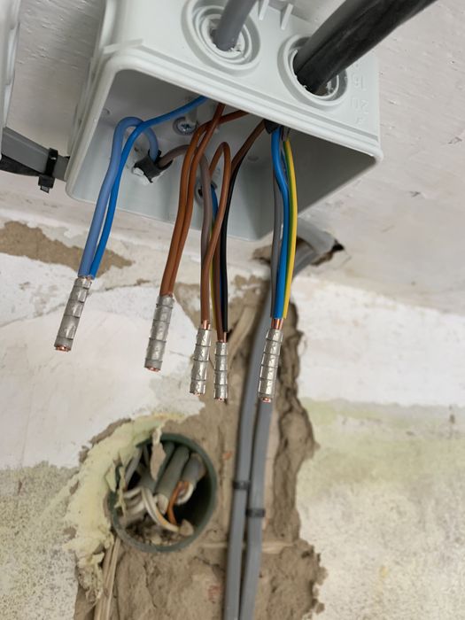 Електрик, виконую всю роботу по електриці!