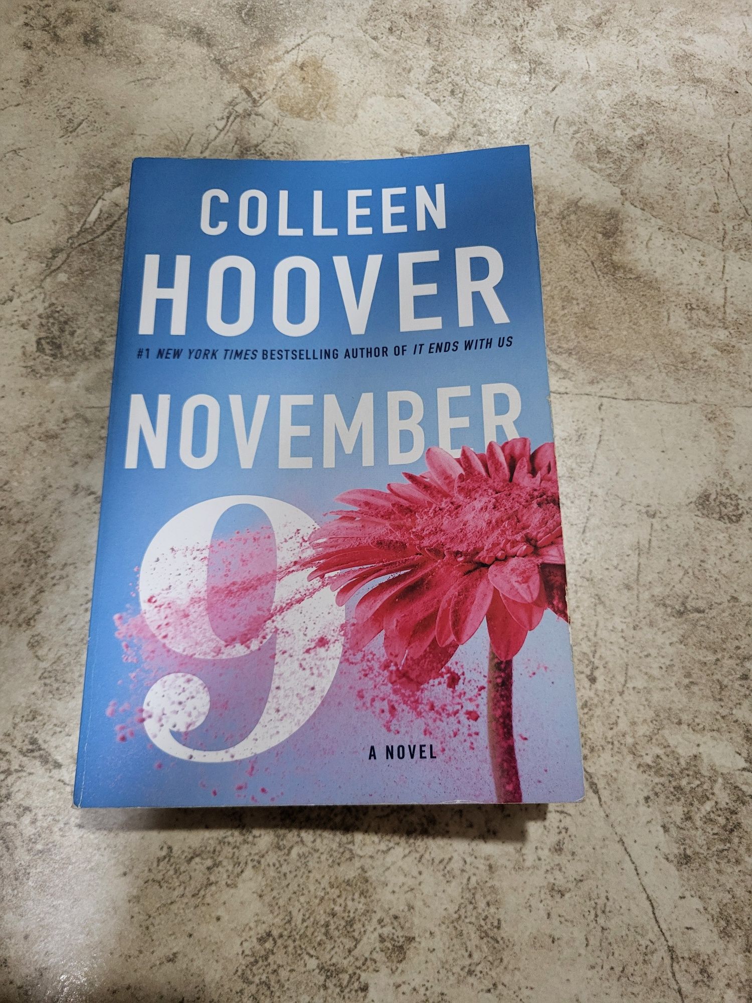 Livro november 9 de Colleen Hoover