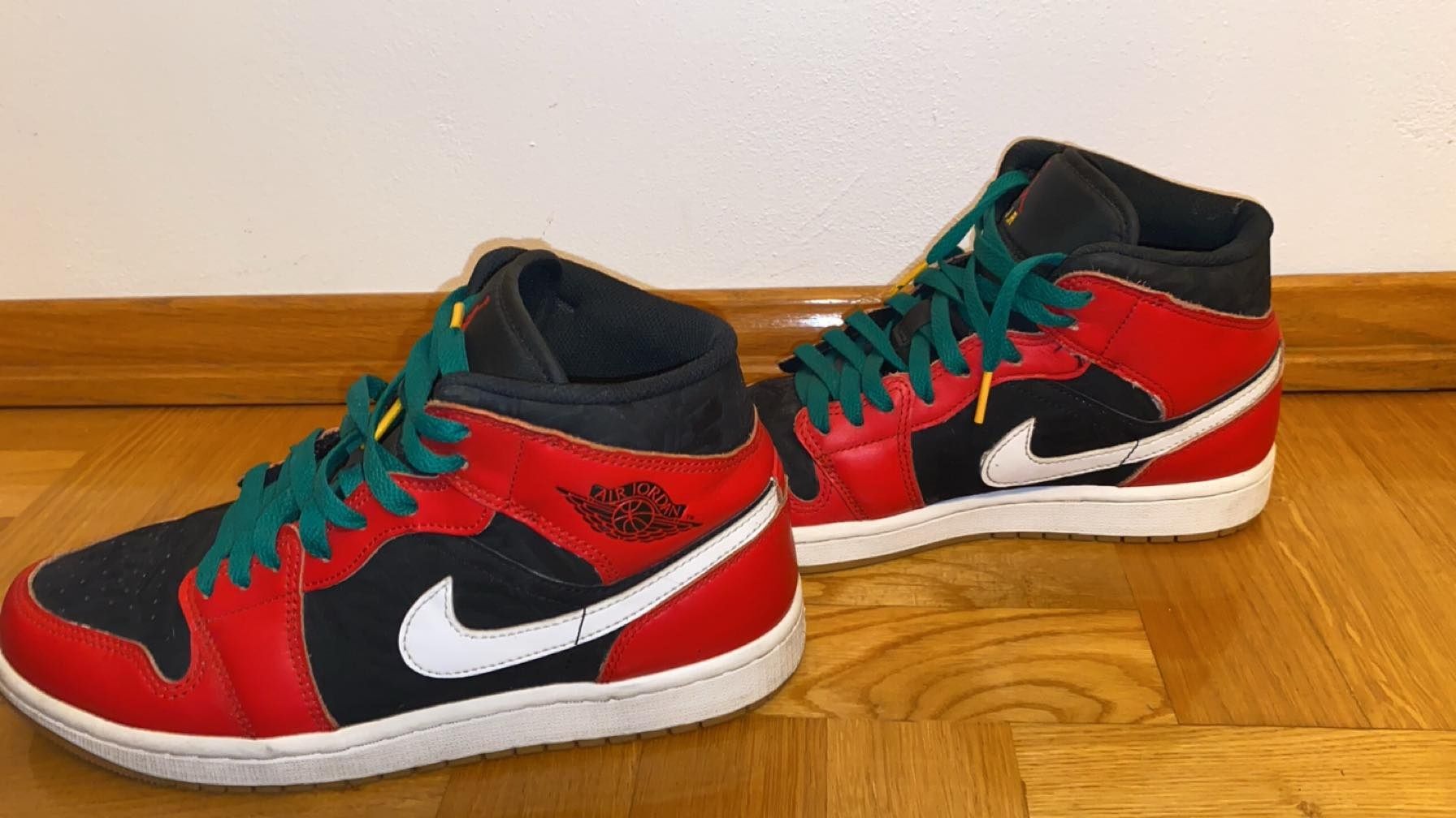 Jordan 1 Mid SE Christmas  Rozmiar 42