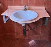 Bancada vidro rosa + lavatório + torneira
