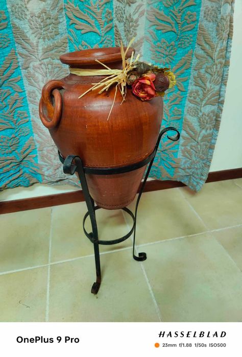 Jarro com base em ferro com 70cm de altura em excelente estado