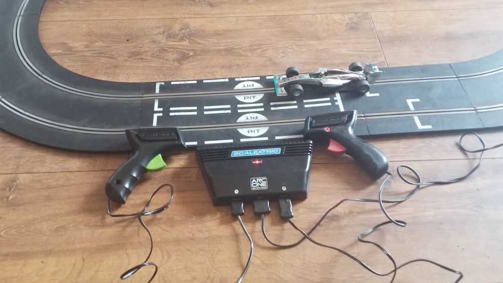 Продам детсую гоночную дорогу Scalextric