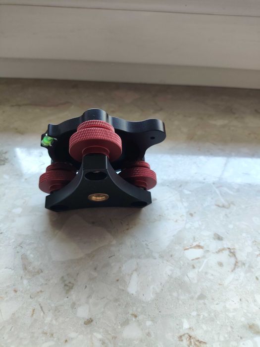 Podstawa poziomująca do statywu kamery na głowicę