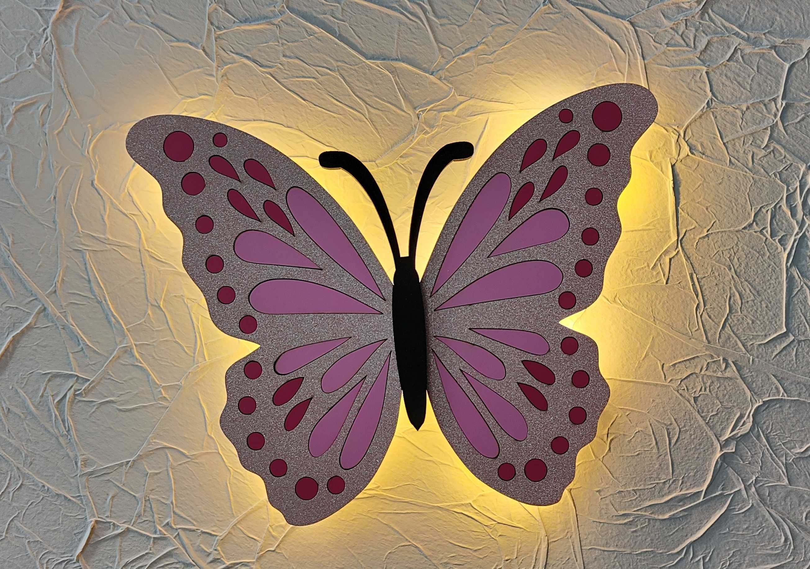 Lampka nocna brokatowy motyl siedzący na półksiężycu kolorowa piękna