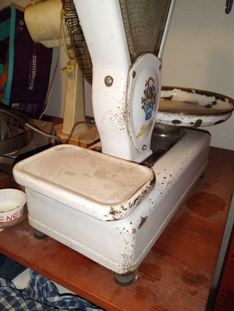 Balança vintage de balcão com pratos e pesos