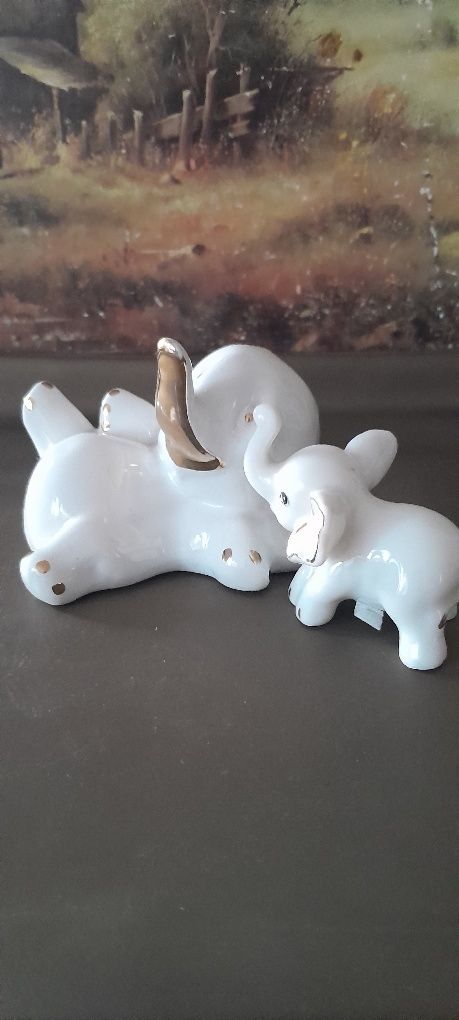 2 białe porcelanowe slonie- tata i synek