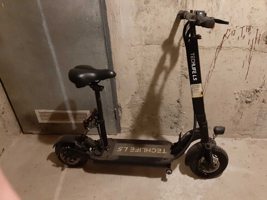 Hulajnoga elektryczna Techlife L5, z siodełkiem i światłami.