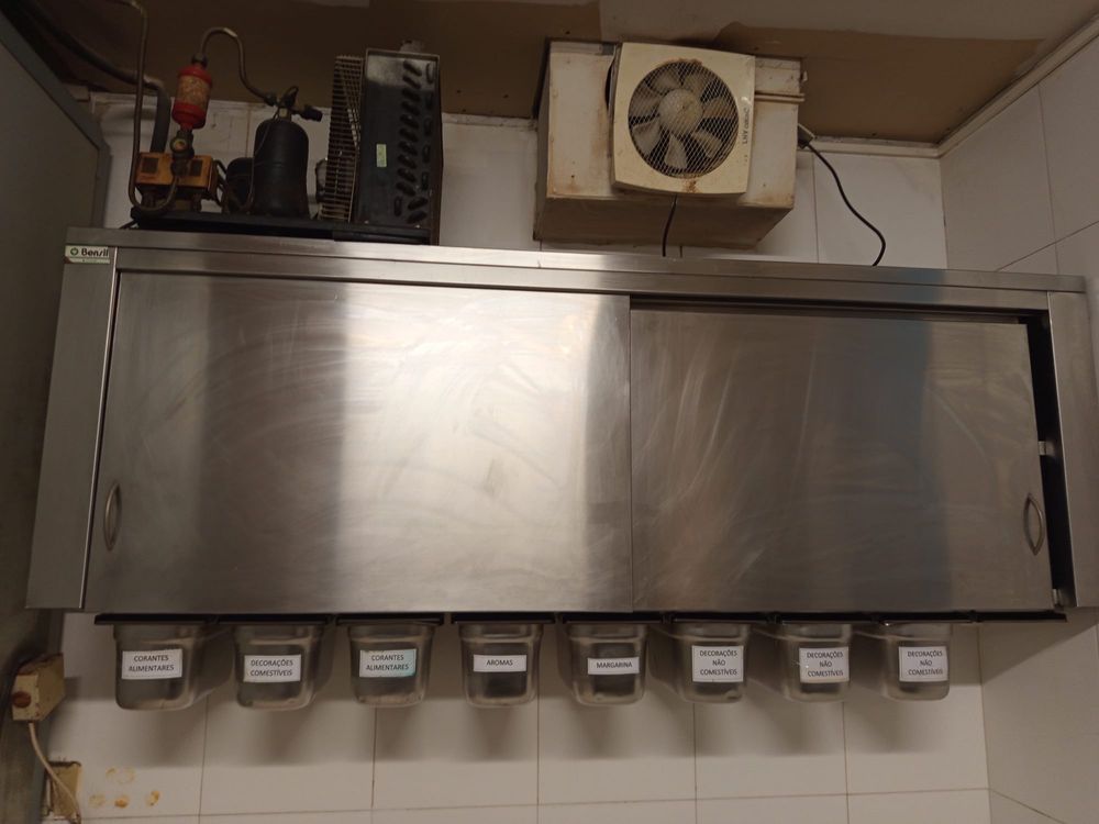 Armário inox com 2 portas e 8 arrumações